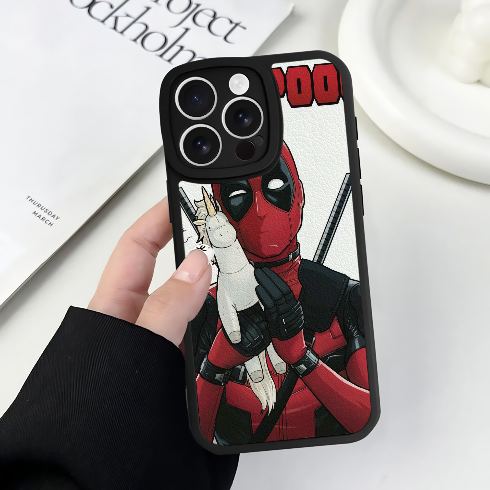 （画像用） Deadpool デッドプール 【iPhone 16シリーズ対応】シリコンスマホケース（レザー調） 材質：シリコン